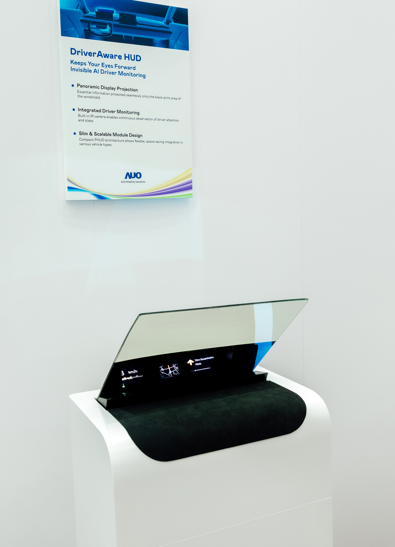 DriverAware HUD结合抬头显示器与隐藏式红外线摄影机，将车速、导航及警示讯息投影于挡风玻璃上，完美对齐驾驶目不离路的视线，同时，透过AI 监控驾驶注意力以提升安全性。